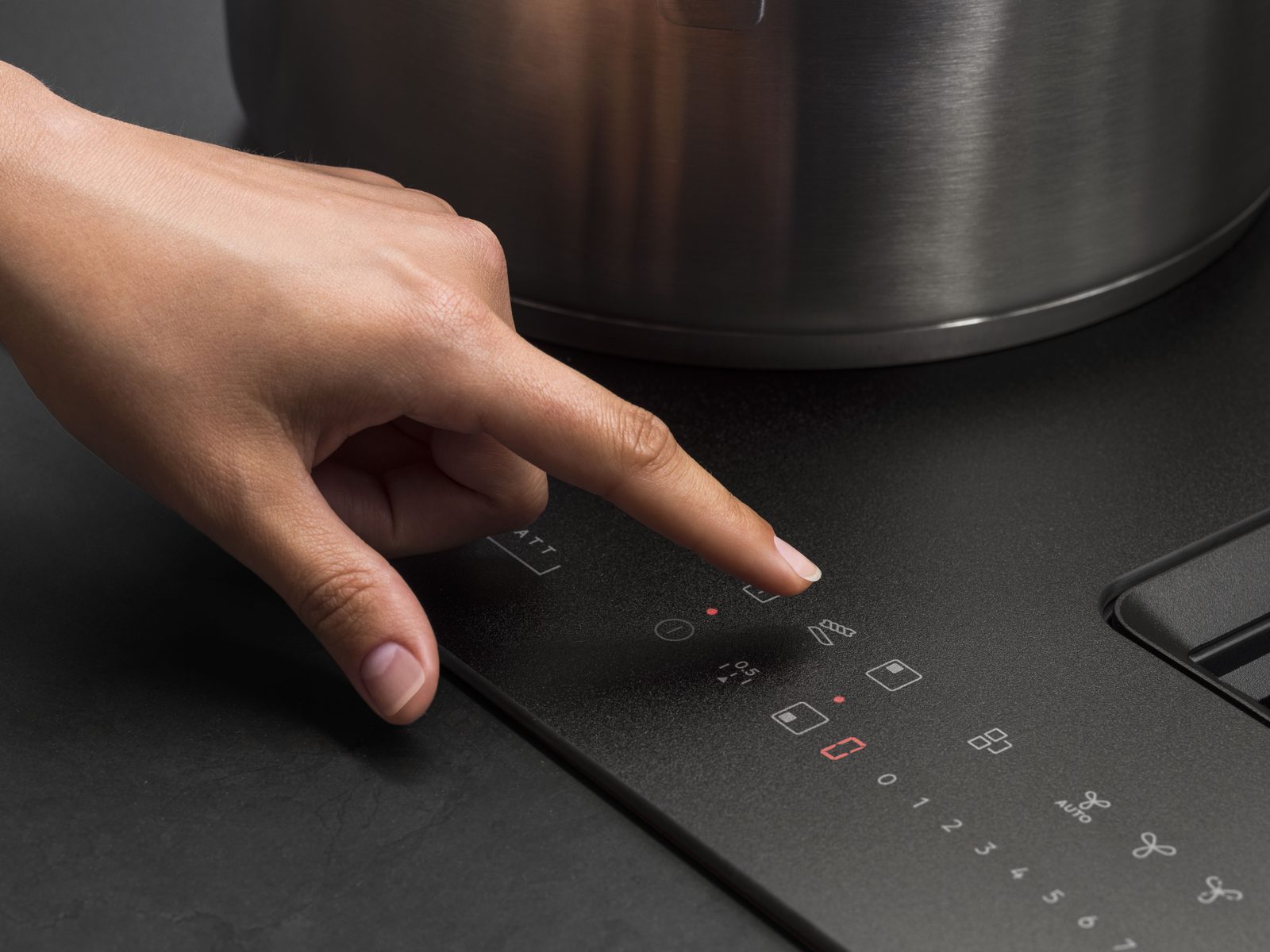 Detalhe do painel touch do cooktop de indução AEG 7000 OnePot Pasta, com o ícone de massa selecionado