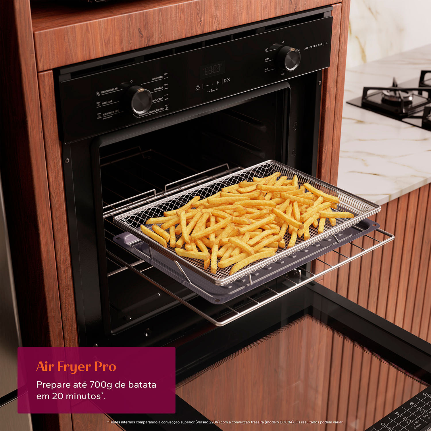 Forno de embutir Brastemp BOX84 aberto com o cesto Air Fryer Pro cheio de batatas