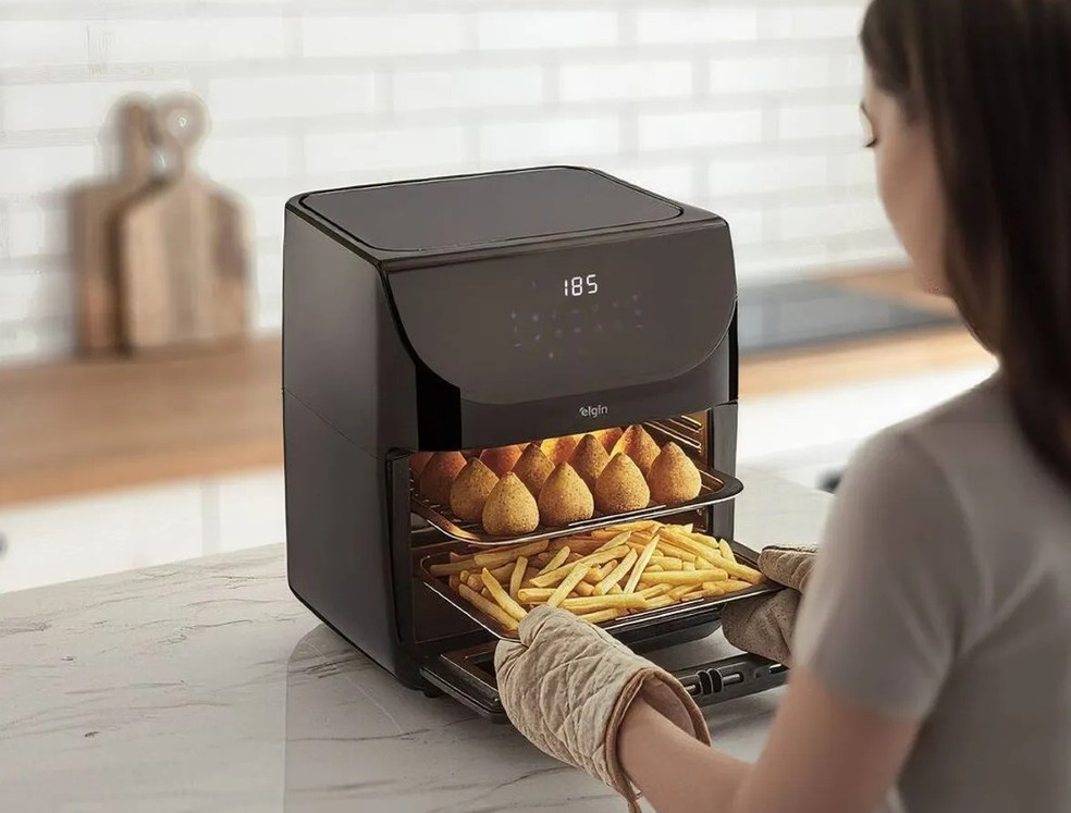 Air fryer Elgin Family Oven Fry de 12 litros com coxinhas e batatas em duas bandejas