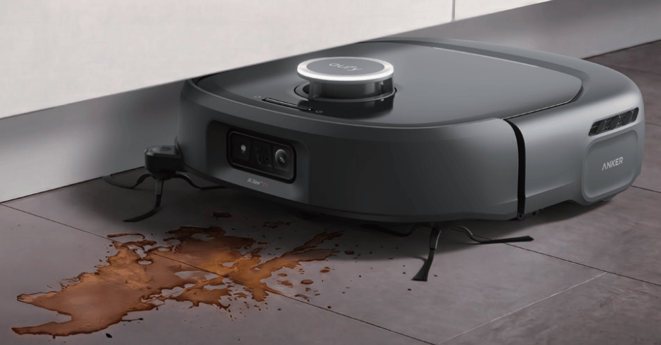 Detalhe do sistema HydroJet 2.0 da eufy, com o rolo de mopa sendo lavado por jatos de água na base