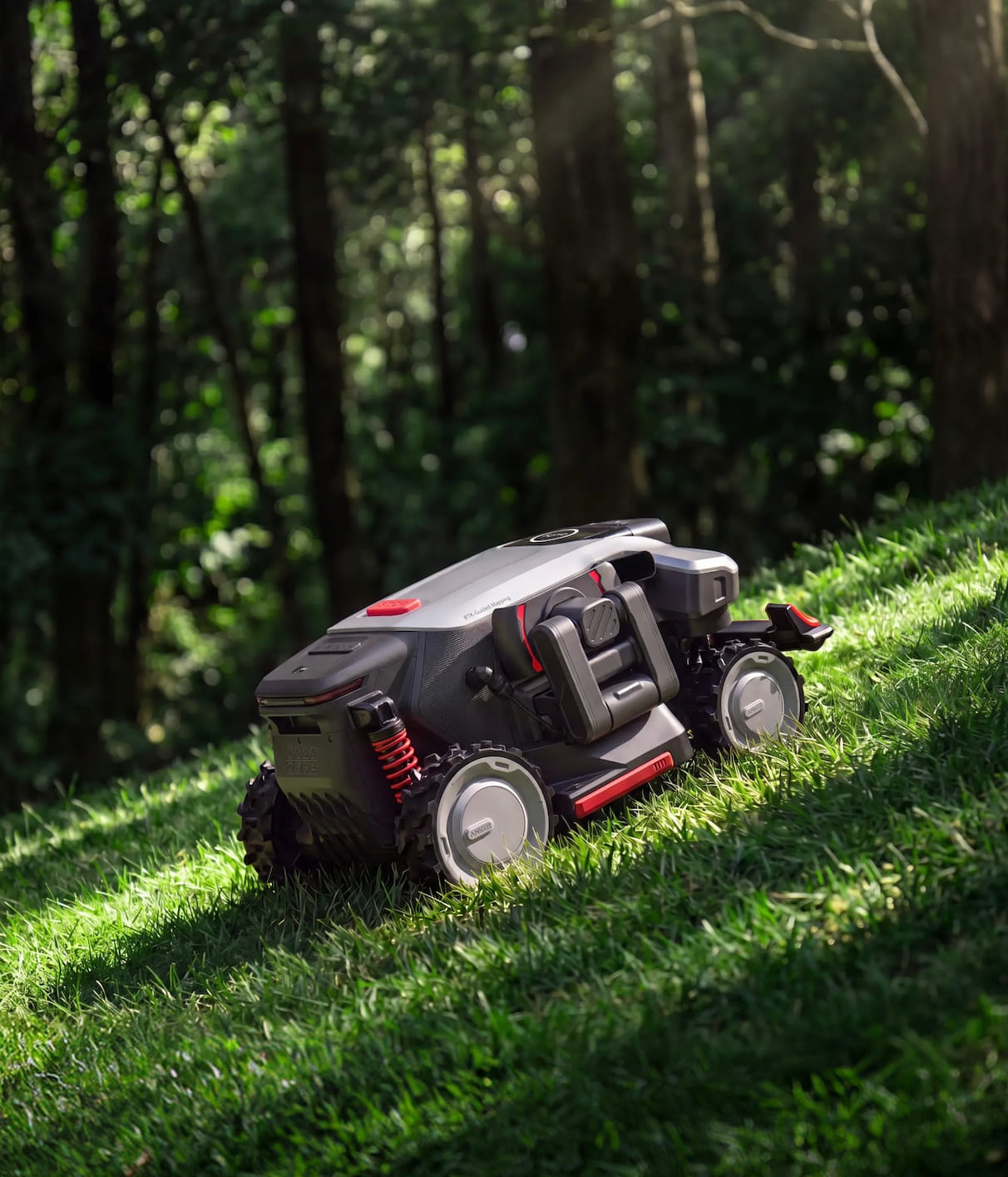 Cortador de grama robótico eufy S2 Max trabalhando num gramado