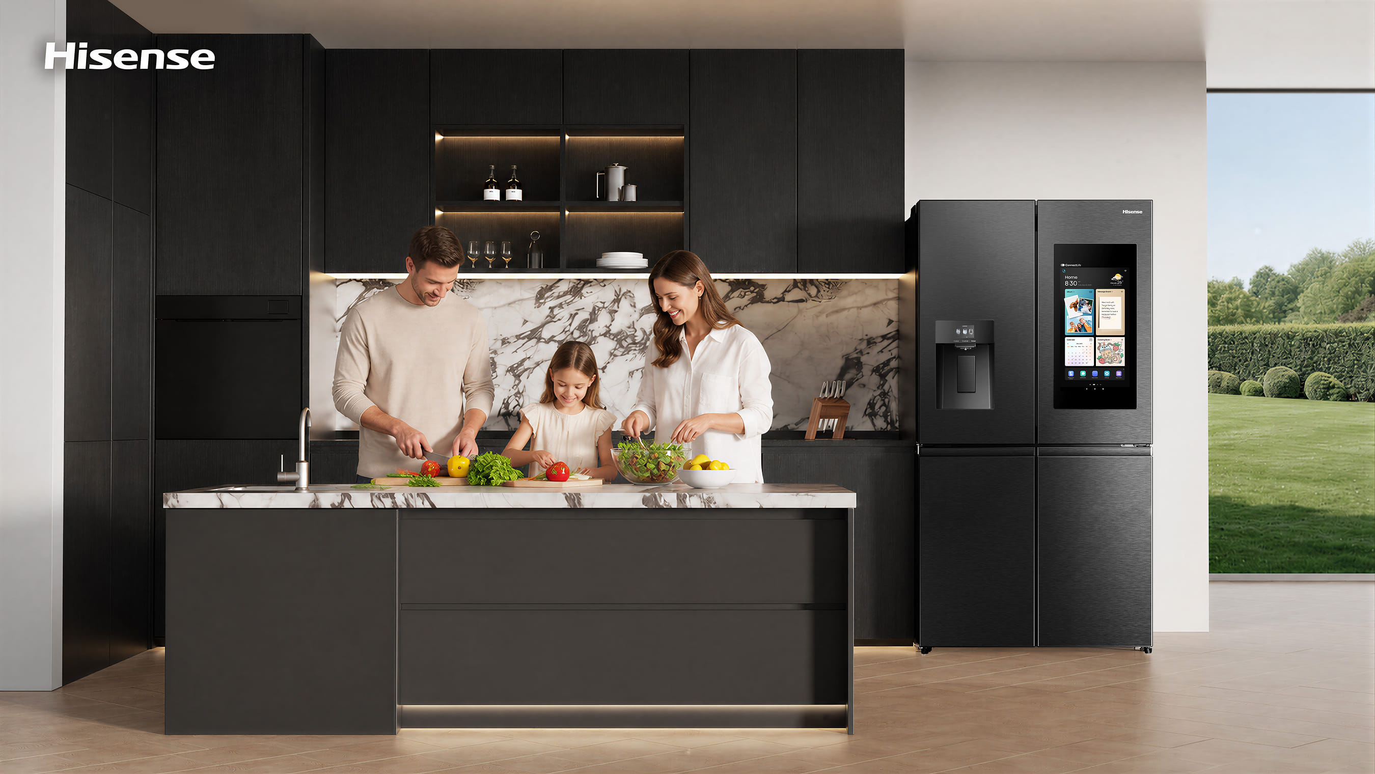 Geladeira Hisense PureSmart Duo em cozinha com família preparando alimentos, em imagem de divulgação
