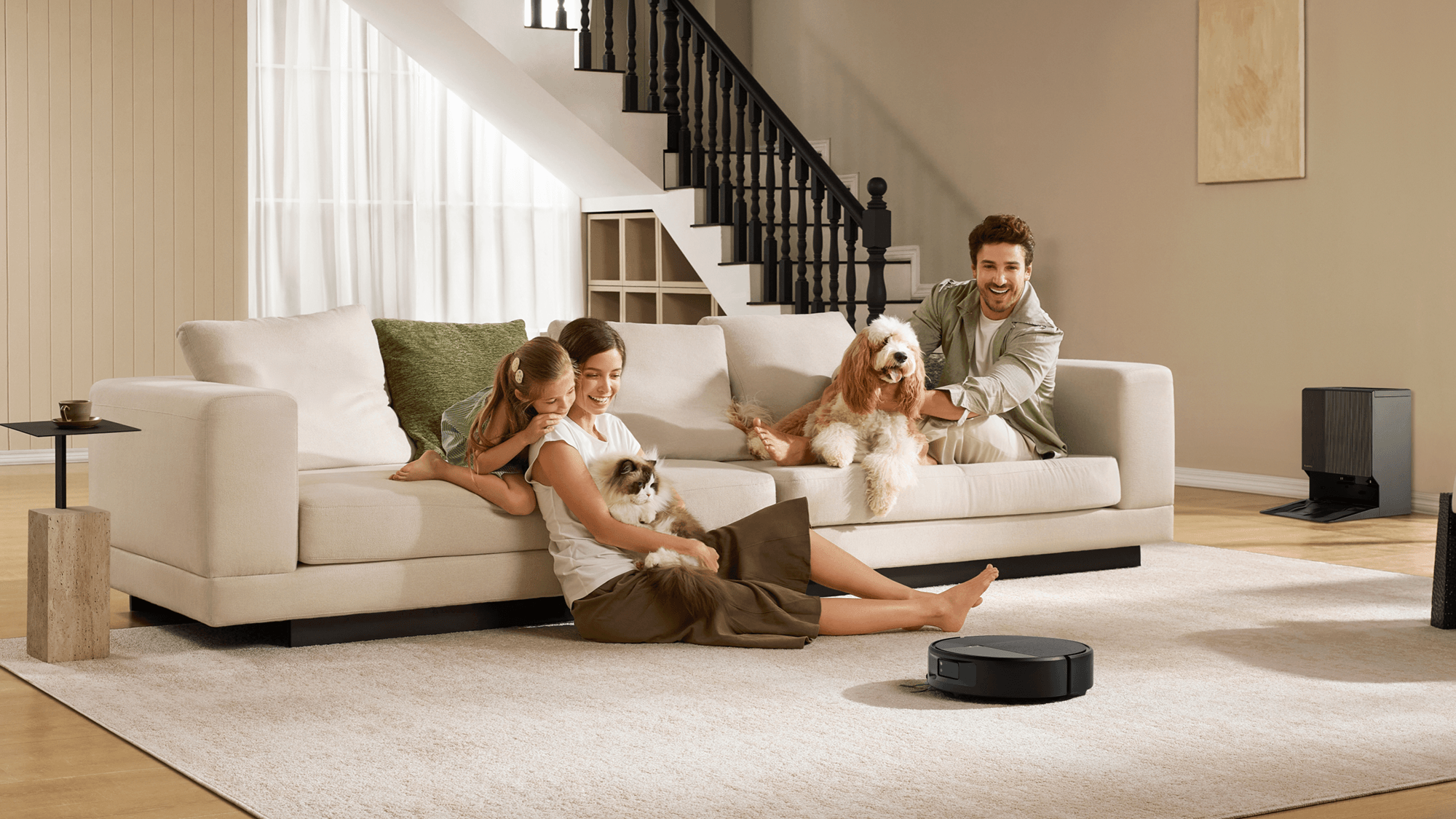 Roomba Max 875 Combo limpando o tapete de uma sala com a base AutoWash ao fundo