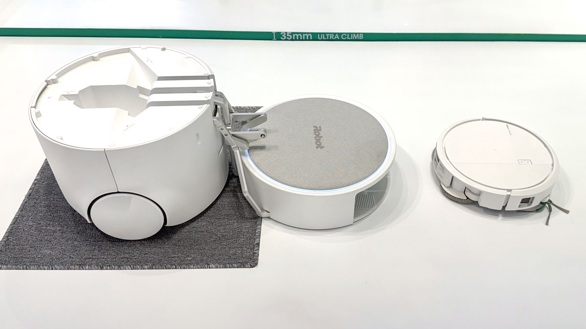 iRobot mostra na IFA 2026 o Roomba Duo, robô que carrega um segundo robô para limpar embaixo dos móveis
