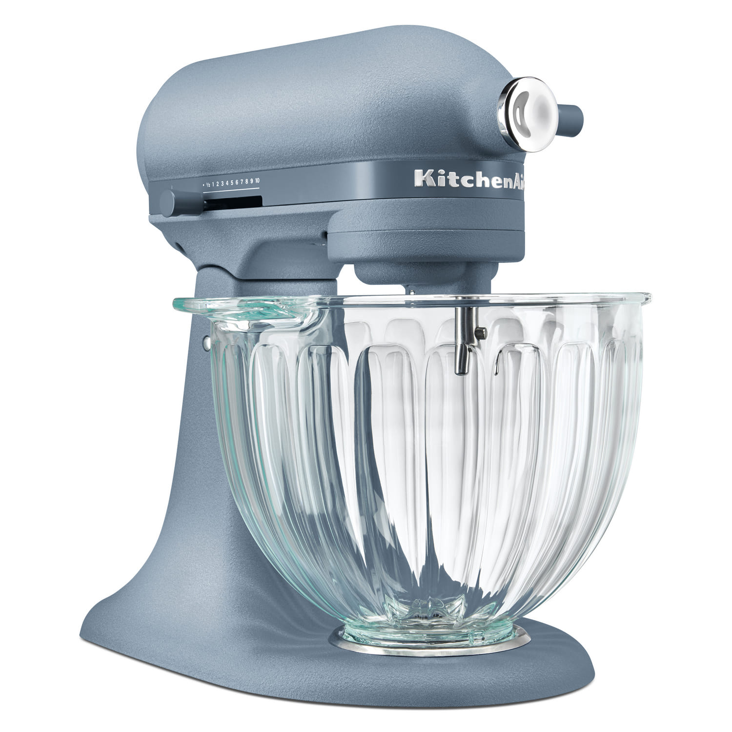 Batedeira KitchenAid Luminaire em ângulo de três quartos, mostrando a cabeça basculante, o logotipo na lateral e a tigela de vidro canelado