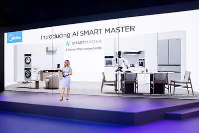 Palco da Midea na IFA 2026 apresentando o AI Smart Master, com eletrodomésticos da marca dispostos em cenário de casa