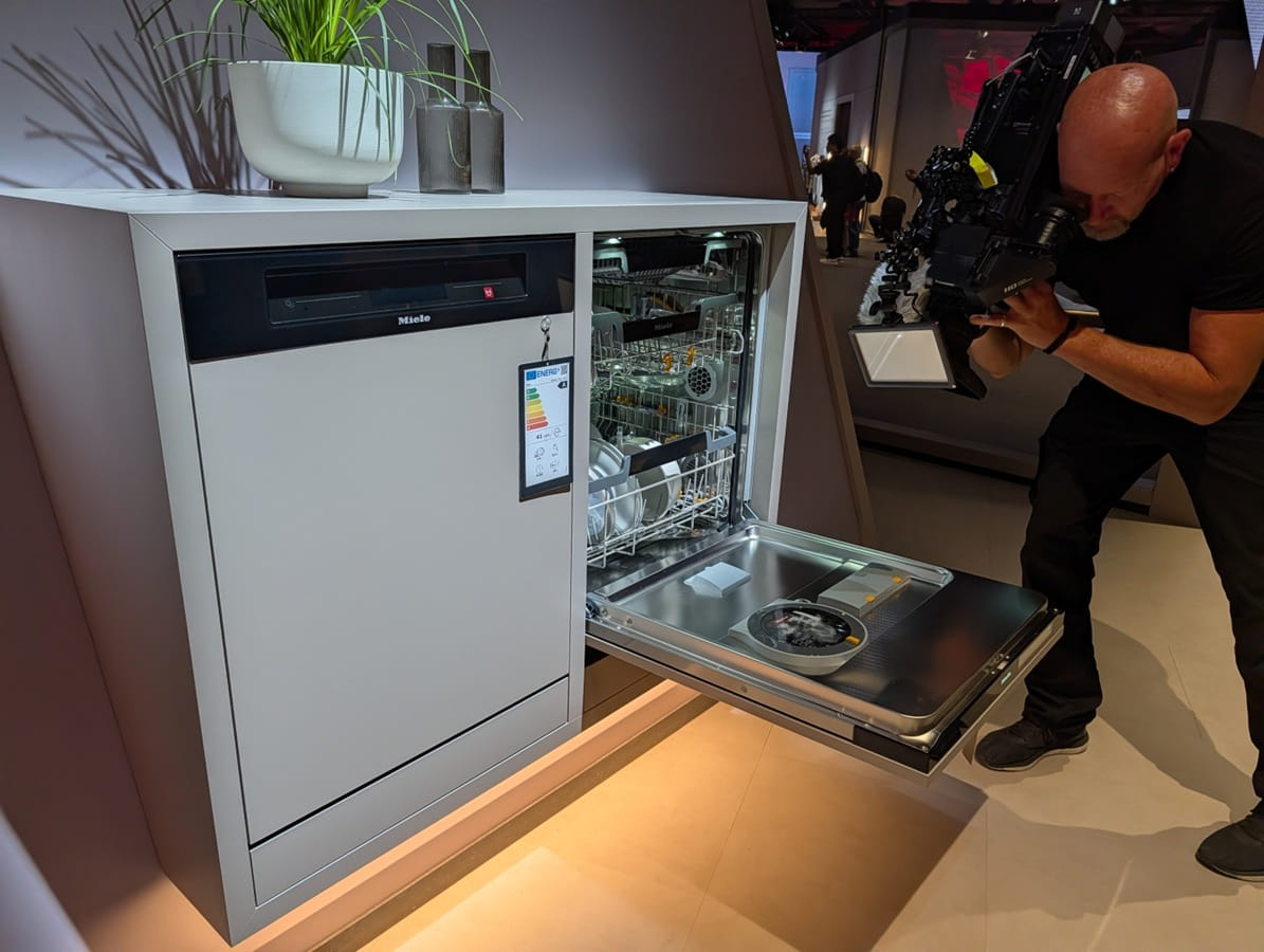 Lava-louças Miele G8 Diamond exposta no estande da marca na IFA 2026