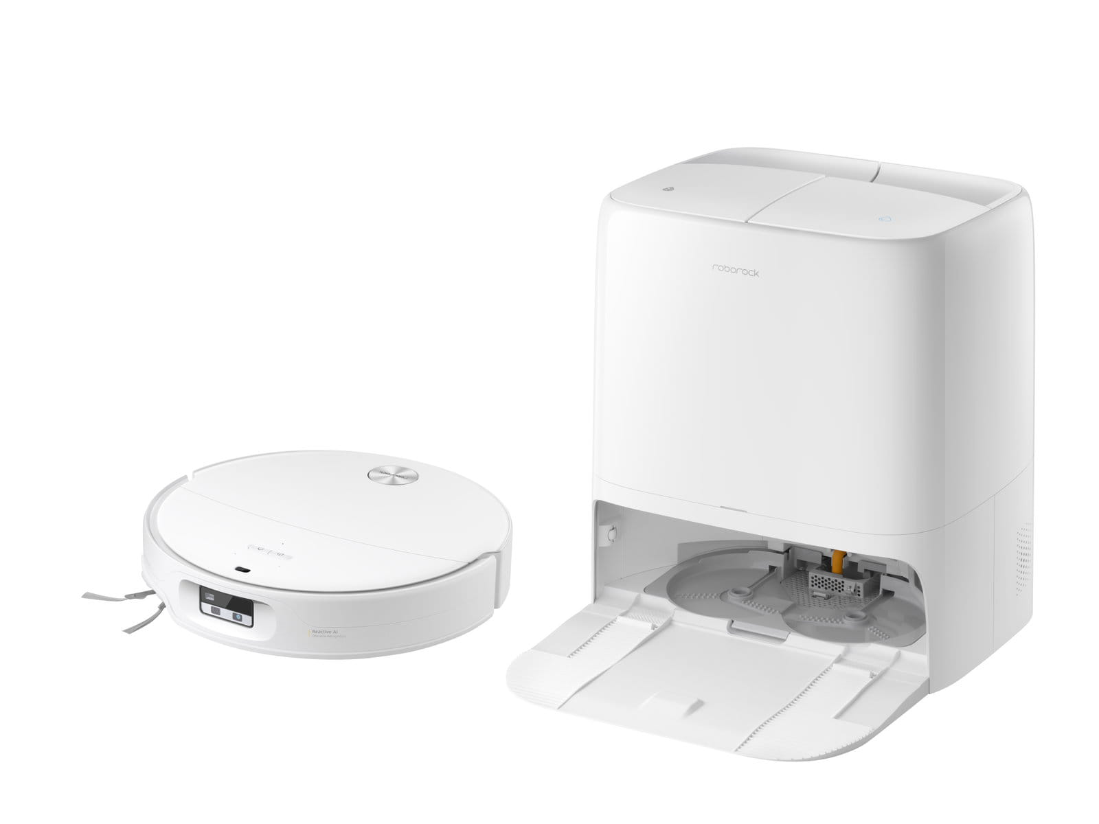 Robô aspirador Roborock branco ao lado da base multifuncional apresentada na IFA 2026