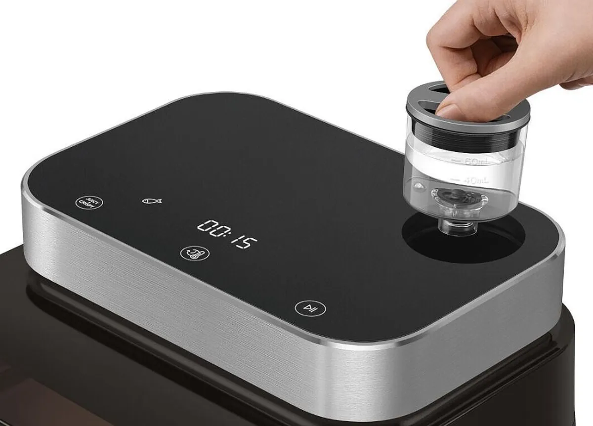 Reservatório de água da air fryer Smeg AFC01, usado para o preparo com vapor