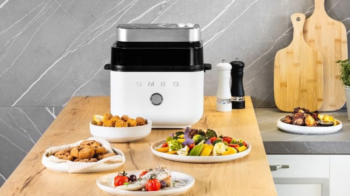 Smeg entra na disputa das air fryers com a AFC01, de 7,3 litros, vapor e cesto que vai na lava-louças